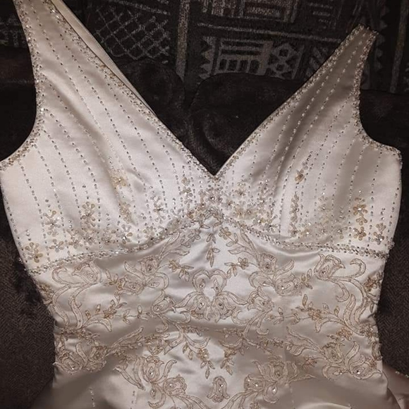 Wedding gown - Picture 6 of 8